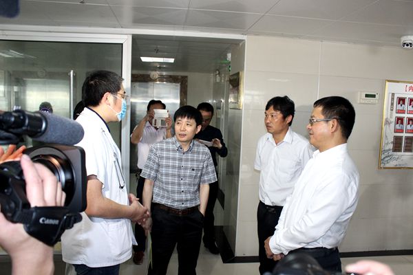 【潜山县】省卫计委副主任、省中医药管理局副局长董明培及肖锋处长莅临我院调研工作